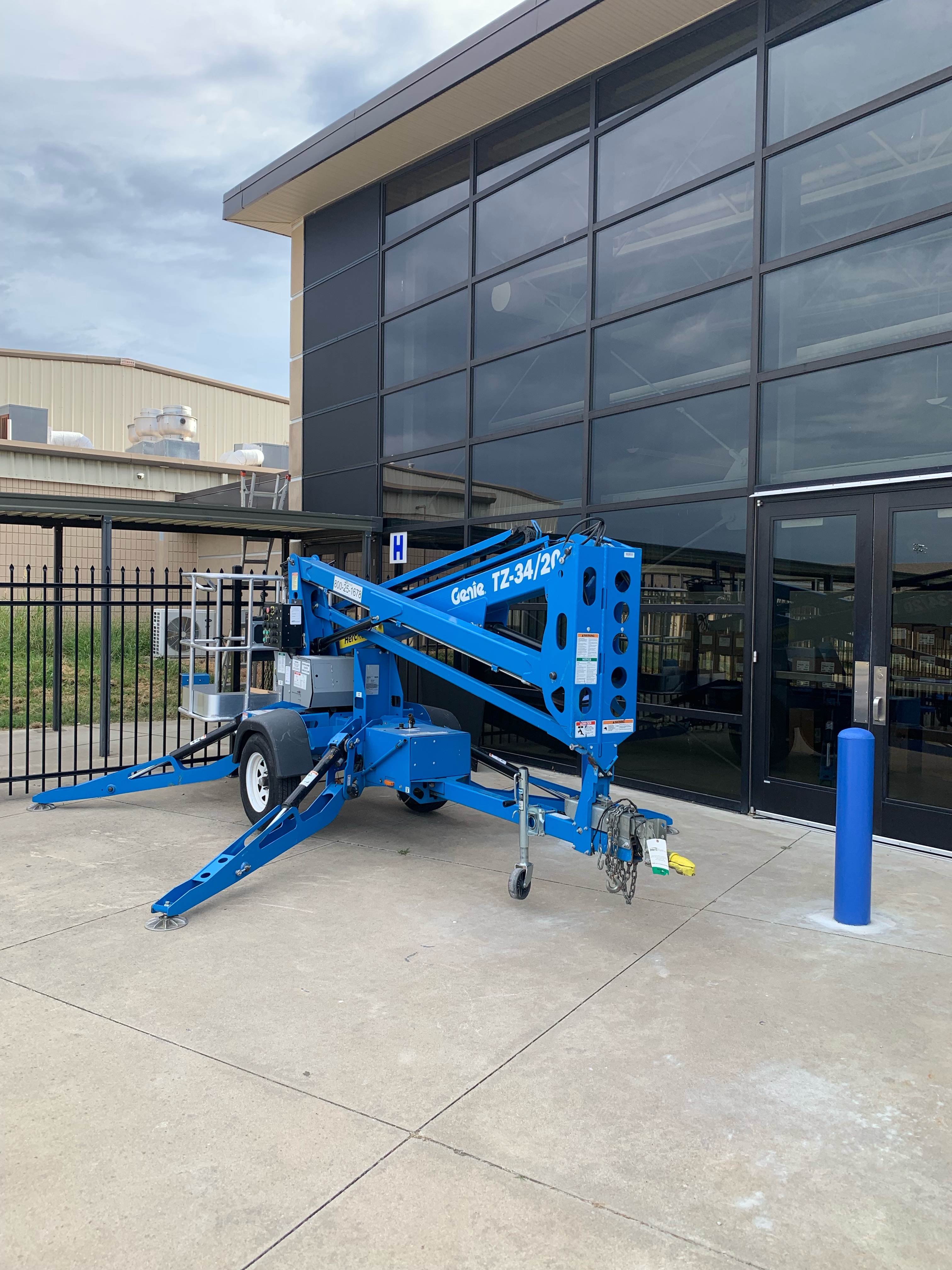 Commercial screen installation using a lift